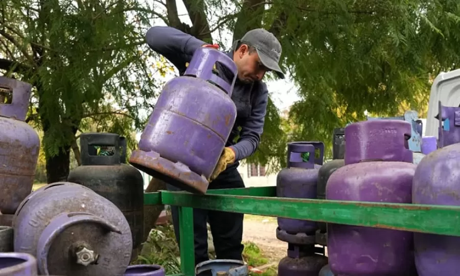 El Municipio realiz&oacute; un operativo de recarga de garrafas a precio accesible en El Jag&uuml;el