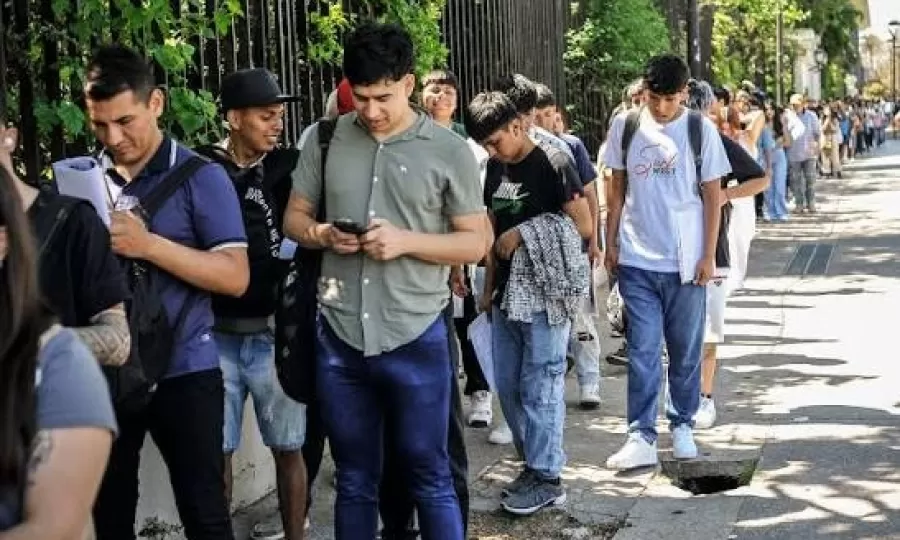 Un informe de la UCA revela que 7 de cada 10 j&oacute;venes est&aacute;n inactivos, desempleados o tienen empleos irregulares