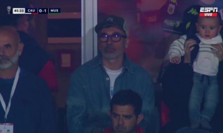 El Pocho alentó a su hijo desde la tribuna.