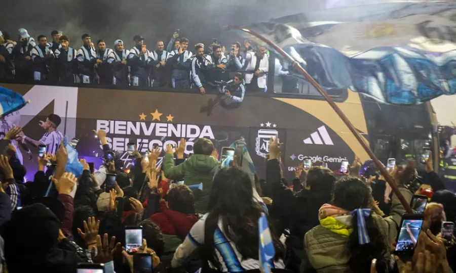 Una multitud recibi&oacute; a la Selecci&oacute;n Argentina