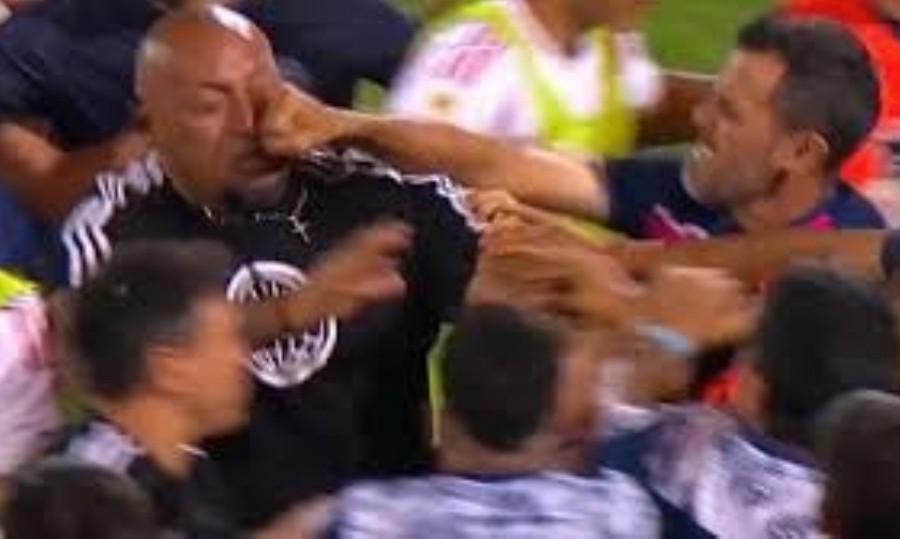 El momento en el que agredieron al encargado de seguridad de River.