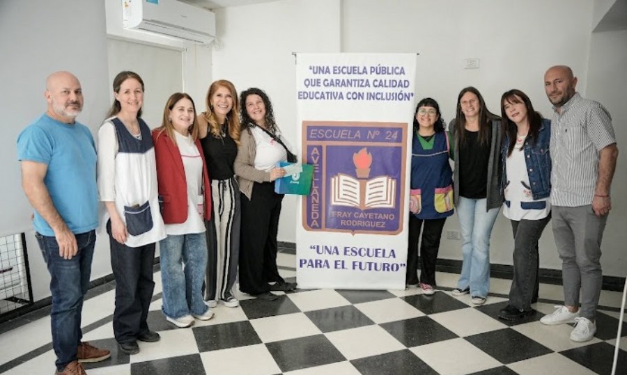 Magdalena Sierra entregó subsidios en instituciones educativas.
