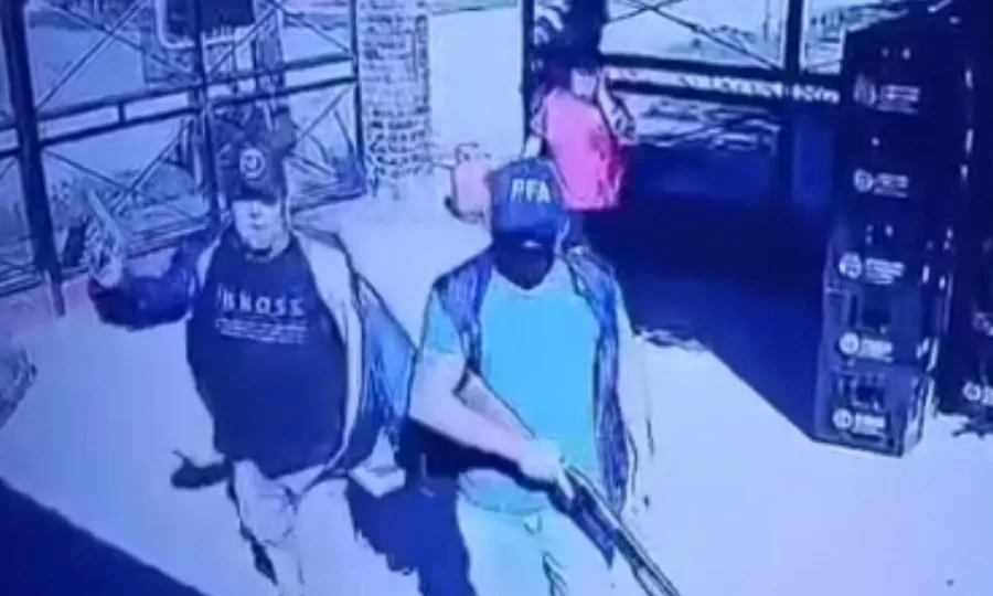 Ladrones disfrazados de polic&iacute;as simularon un allanamiento en un kiosco y los vecinos casi los linchan