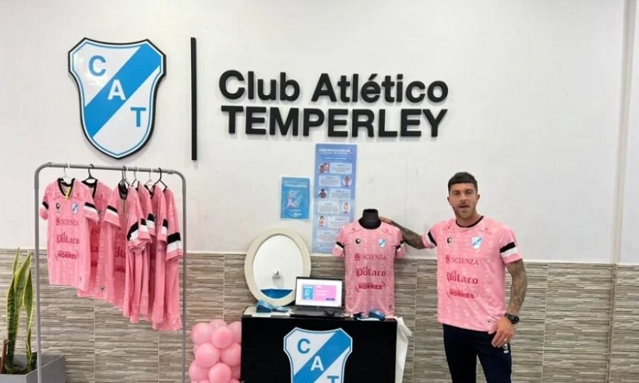 Temperley presentó su camiseta rosa en una jornada de cara a octubre, mes de concientización sobre el cáncer de mama.