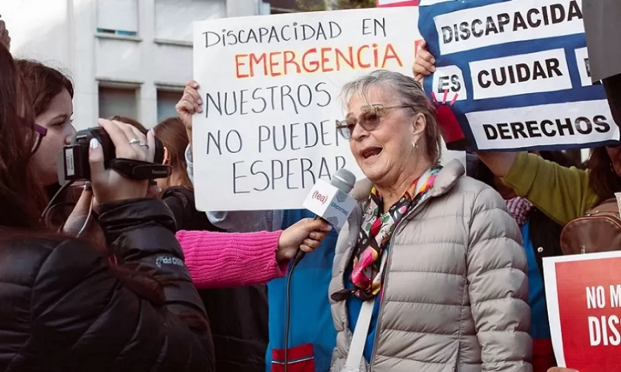 Terapeutas y familiares de personas con discapacidad se manifestaron frente al Ministerio de Salud