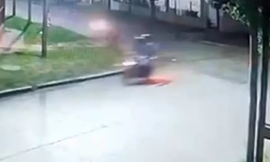 Iba en moto, choc&oacute; contra la reja de una casa y perdi&oacute; la vida