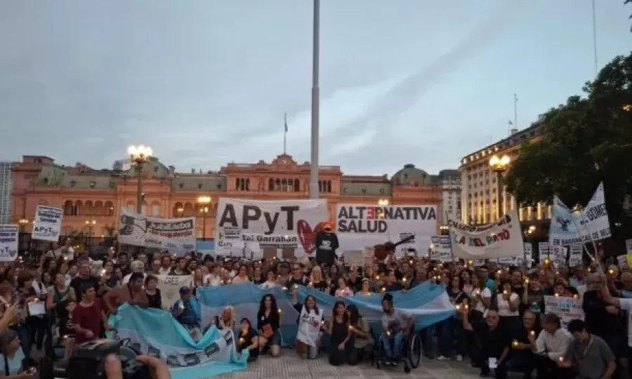 Discapacidad y Garrahan se unieron en un abrazo a Plaza de Mayo para exigir la aplicaci&oacute;n de las Emergencias