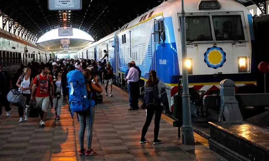 Los servicios al interior cayeron a la mitad con Milei