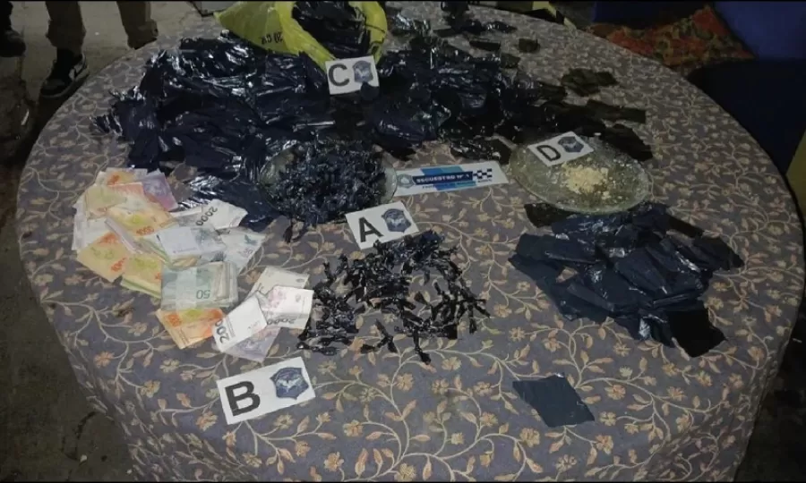 En Ministro Rivadavia, la policía allanó un bunker, detuvo a dos personas y secuestró droga