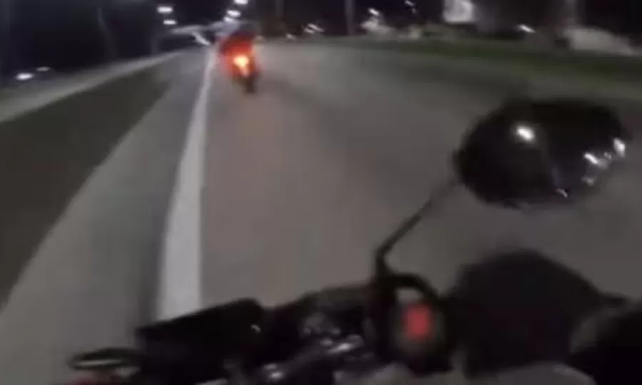 En segundos, un ladr&oacute;n rob&oacute; una moto que iba a 100 km/h y todo qued&oacute; grabado en el casco de la v&iacute;ctima