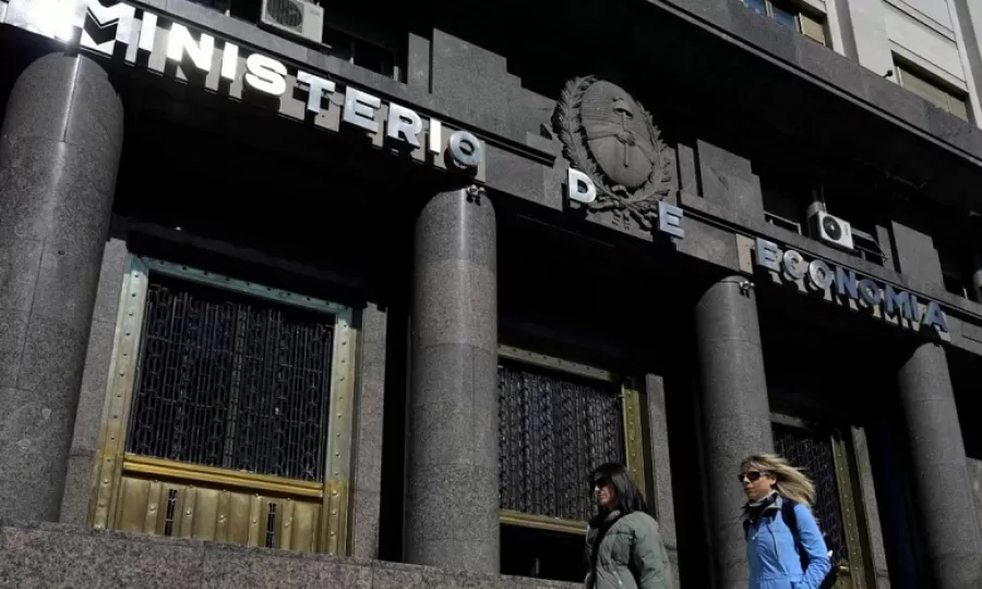 El Gobierno fusion&oacute; dos secretar&iacute;as clave de Econom&iacute;a: quedan bajo control de un funcionario cercano a Caputo