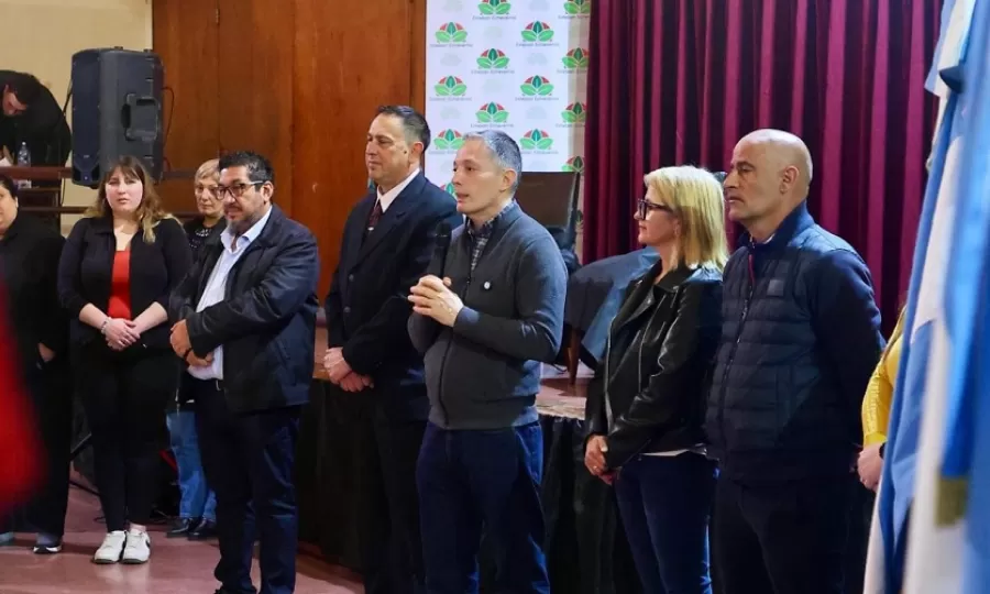 Gray particip&oacute; del acto de imposici&oacute;n del nombre del CENS N&deg; 451 de Monte Grande