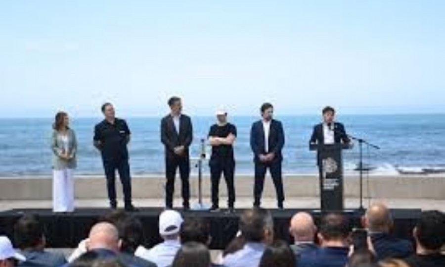 Con fuertes críticas a Milei, Axel Kicillof encabezó la presentación del operativo “De Sol a Sol” en Miramar.