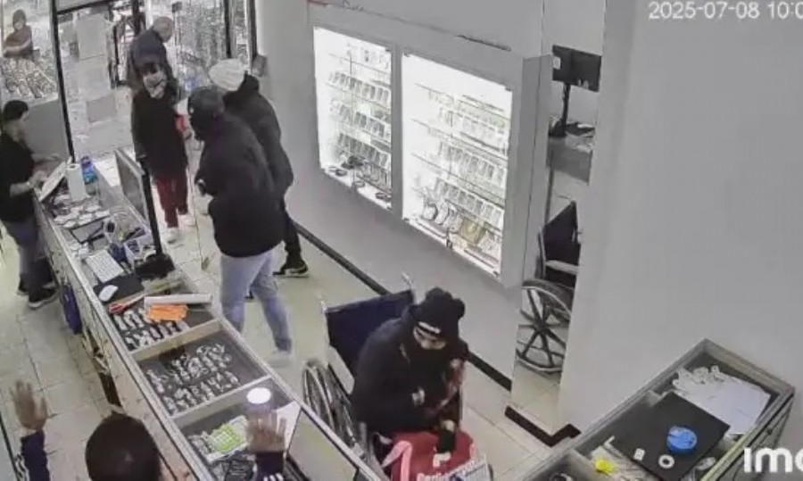 Con suma rapidez, vaciaron las estanterías con alhajas de oro y plata y buscaban también dólares.