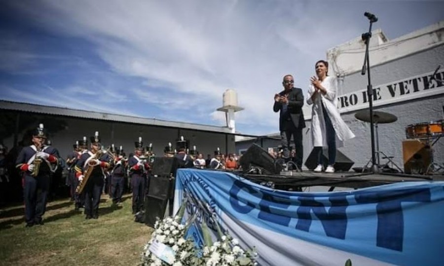 La intendenta de Quilmes, Mayra Mendoza, participó este martes del acto en conmemoración por el Día de Veterano y los Caídos en la Guerra de Malvinas.