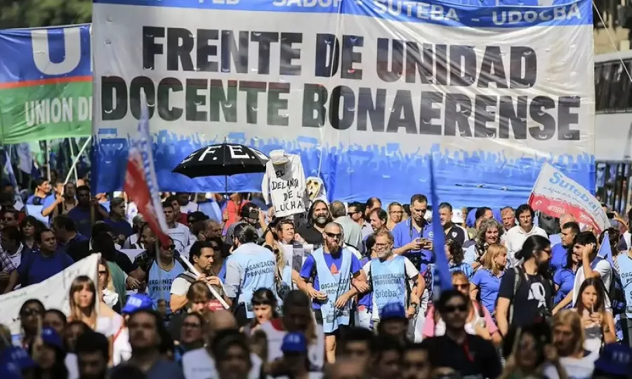 Docentes bonaerenses piden que se les adelante el pago del sueldo