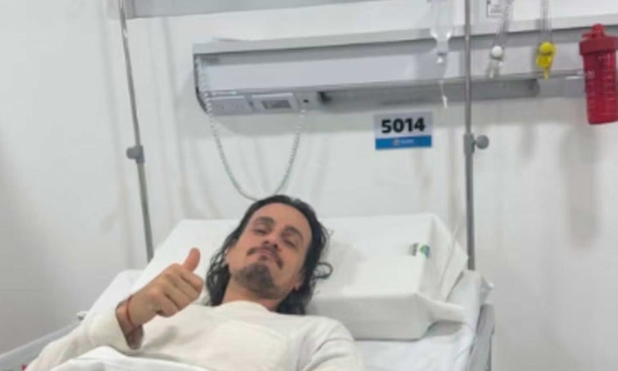 El actor preocupó a sus seguidores tras compartir una foto desde la clínica y contar cómo se siente.