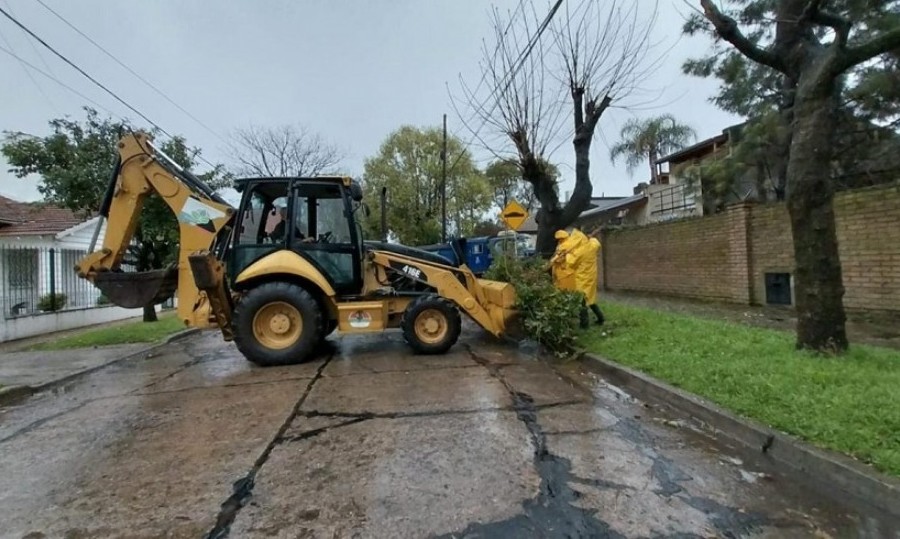 Los equipos municipales avanzan con los trabajos de limpieza y saneamiento en diferentes puntos afectados por la tormenta.