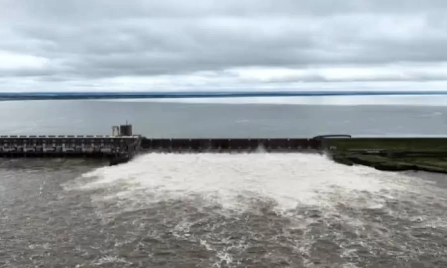 La central de Yacyret&aacute; abri&oacute; sus compuertas despu&eacute;s de tres a&ntilde;os por la crecida de los r&iacute;os