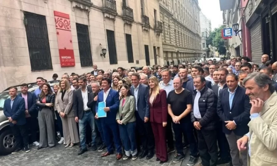 Pettovello dej&oacute; plantados a los intendentes que fueron a Capital Humano a reclamar fondos