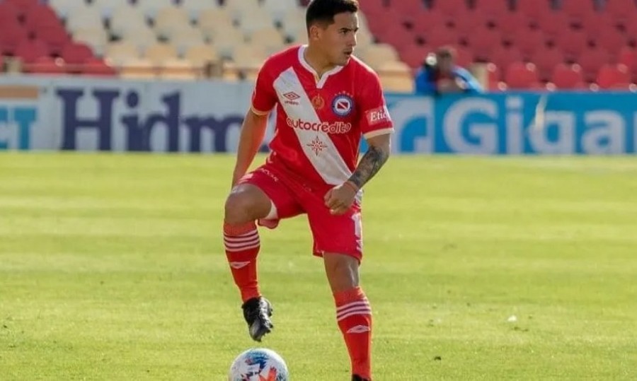 Luciano Gómez fue encarado por un fanático cuando se dirigía hacia el micro tras el empate por 2-2 ante Instituto.