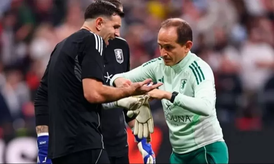 Dibu Mart&iacute;nez se har&aacute; estudios para descartar una lesi&oacute;n en el dedo de una mano a d&iacute;as del Mundial