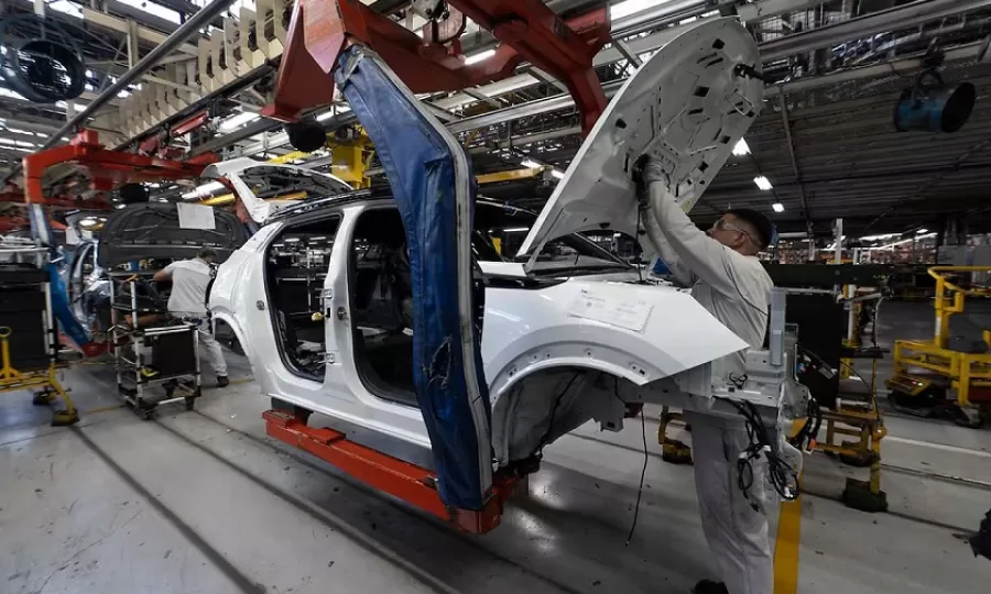 La empresa que fabrica Fiat, Peugeot, Citro&euml;n y Jeep fren&oacute; la producci&oacute;n en su planta de El Palomar hasta marzo