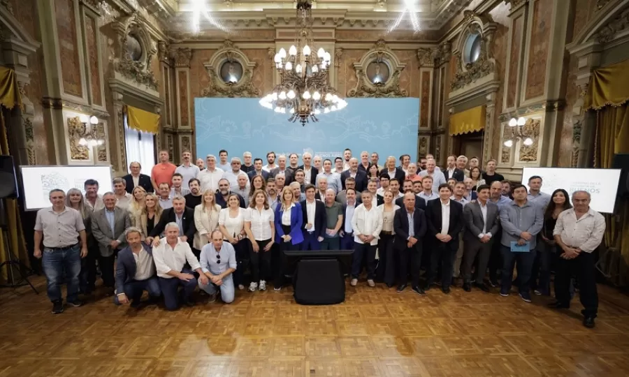 Kicillof le confirm&oacute; a intendentes el pago de fondos y una parte de la deuda nacional