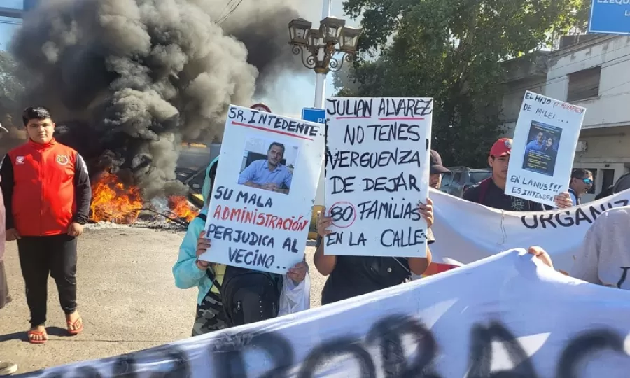 Denuncian a Juli&aacute;n &Aacute;lvarez por la represi&oacute;n a 80 trabajadores municipales despedidos