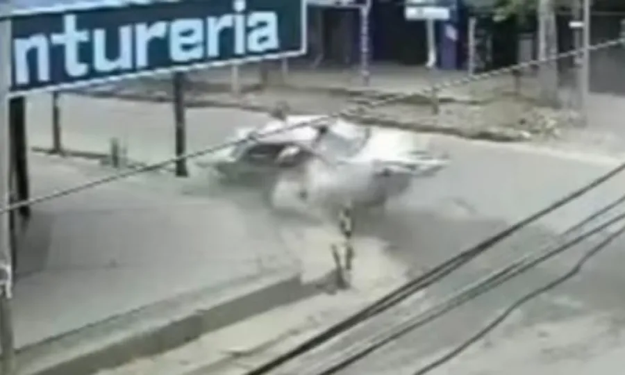 Un auto choc&oacute; a toda velocidad, volc&oacute; y el conductor sali&oacute; despedido