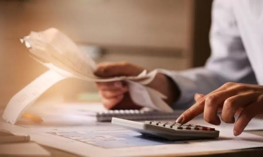 Familias endeudadas: los impuestos representan casi el 30% del costo de los pr&eacute;stamos personales y las tarjetas de cr&eacute;dito