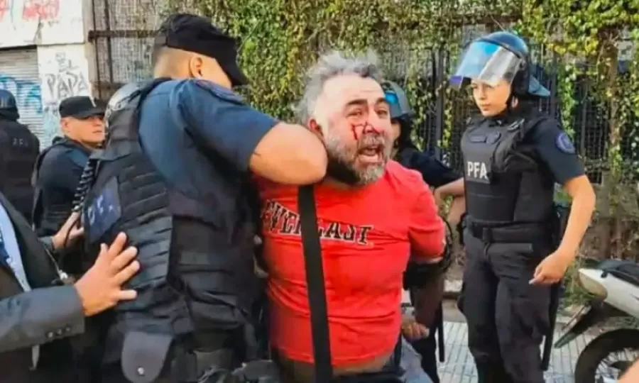 La Polic&iacute;a Federal agredi&oacute; y detuvo a un camar&oacute;grafo de A24 antes de la sesi&oacute;n en el Senado