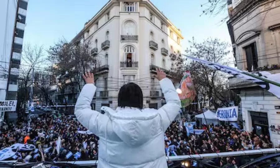 La Justicia reprendi&oacute; a Cristina Kirchner por violar sus condiciones de detenci&oacute;n y amenaza con revocar su arresto domiciliario