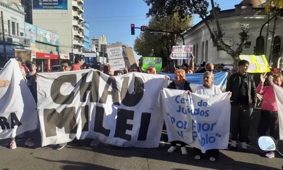 Jubilados protestaron contra Javier Milei