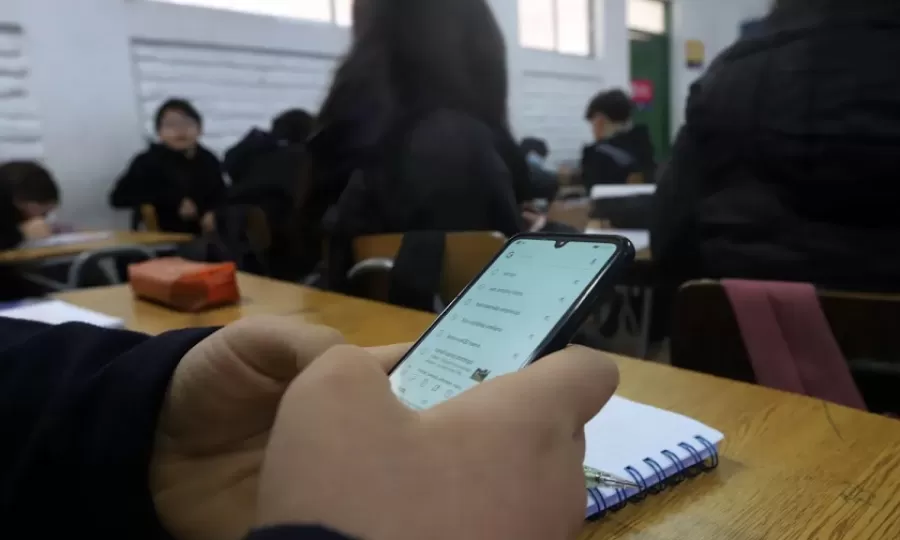 Ya rige la prohibici&oacute;n de usar celulares en las escuelas
