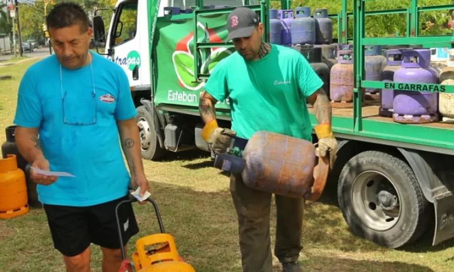El Municipio realiz&oacute; un operativo de recarga de garrafas a precio econ&oacute;mico en el Barrio Parish Robertson