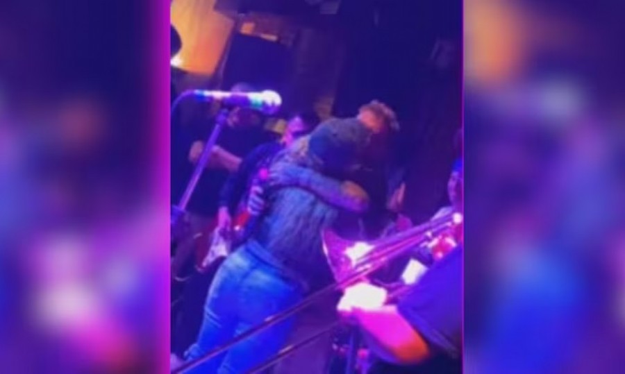 A pocos días de su separación, el músico quedó en el ojo de la tormenta por una foto comprometedora con una colega.