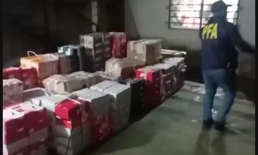 Cay&oacute; una red que fabricaba zapatillas truchas