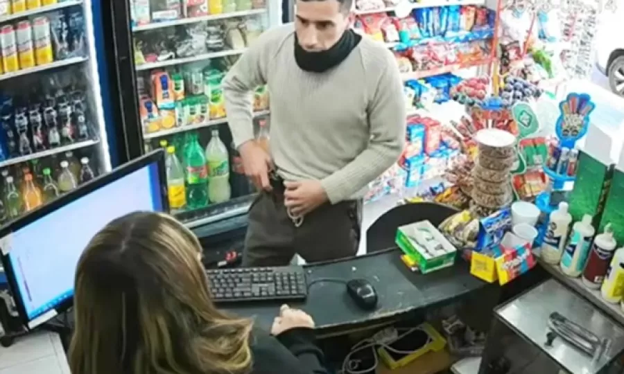 Un polic&iacute;a fue detenido acusado de asaltar un kiosco