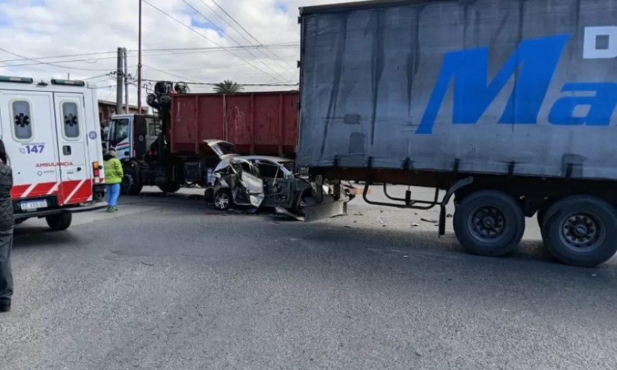 Un auto qued&oacute; aplastado entre dos camiones