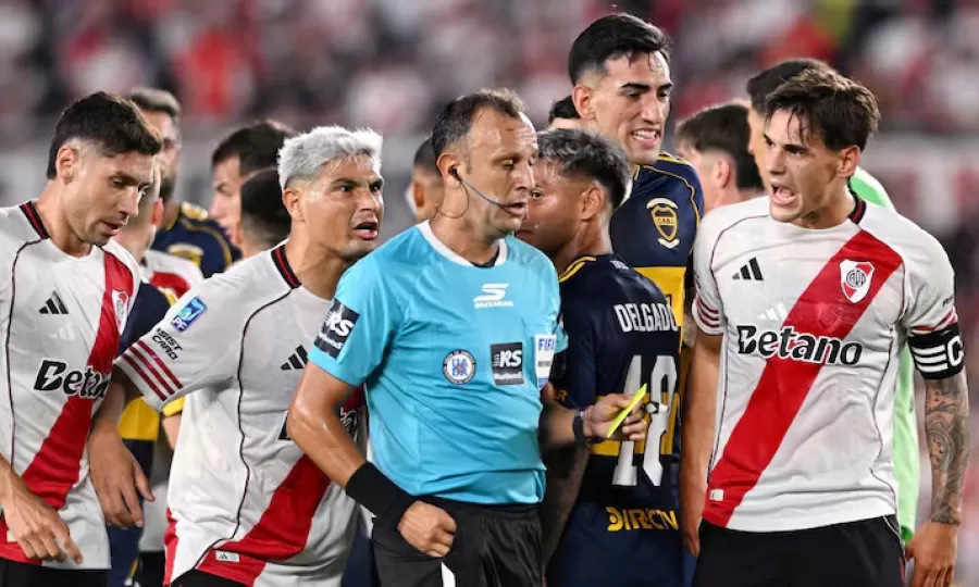 Periodistas identificados con River estallaron contra el &aacute;rbitro por el empuj&oacute;n de Blanco a Mart&iacute;nez Quarta