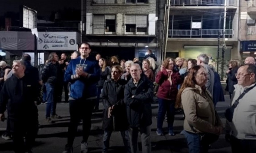 Vecinos autoconvocados se reunieran a las puertas del palacio municipal.