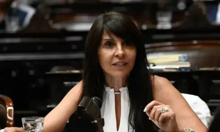 Embargaron la dieta de la diputada Lorena Villaverde tras vender terrenos que no fueron entregados