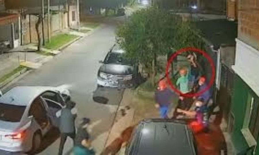 Los asaltantes se bajaron de un vehículo y abordaron a la víctima, que acababa de llegar a su casa.
