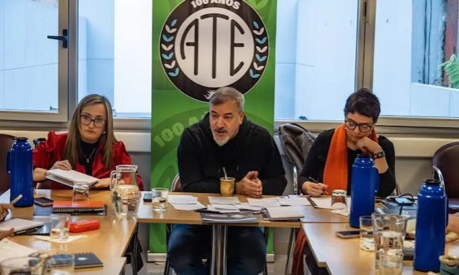 ATE advirti&oacute; que el 87% de los estatales se endeudan para pagar servicios b&aacute;sicos
