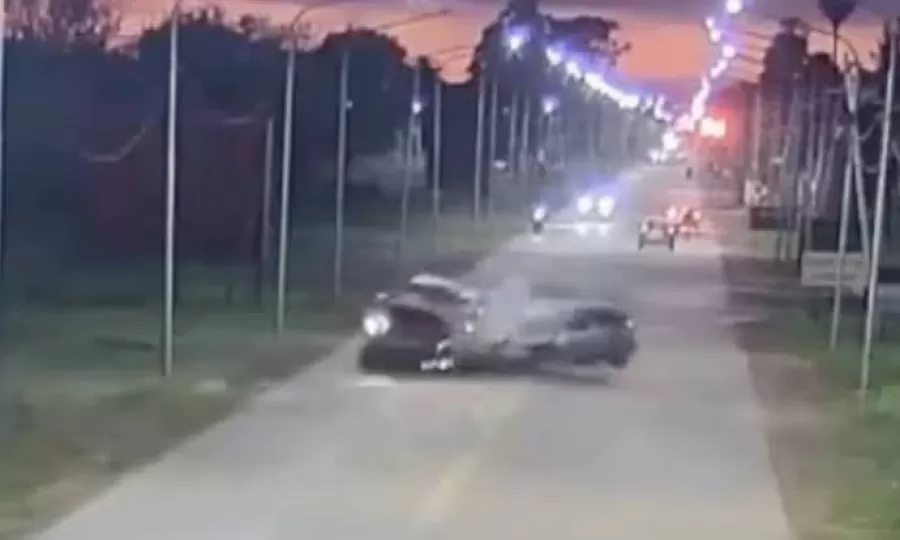 Perdi&oacute; el control de su auto, se cruz&oacute; de carril y choc&oacute; de frente con una camioneta