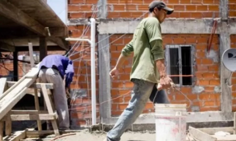 La informalidad laboral creci&oacute; a 43,2% en 2025