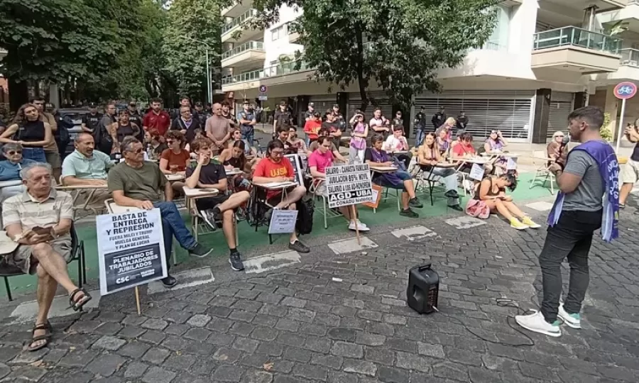 Docentes universitarios dieron clases p&uacute;blicas frente al departamento de Manuel Adorni en Caballito