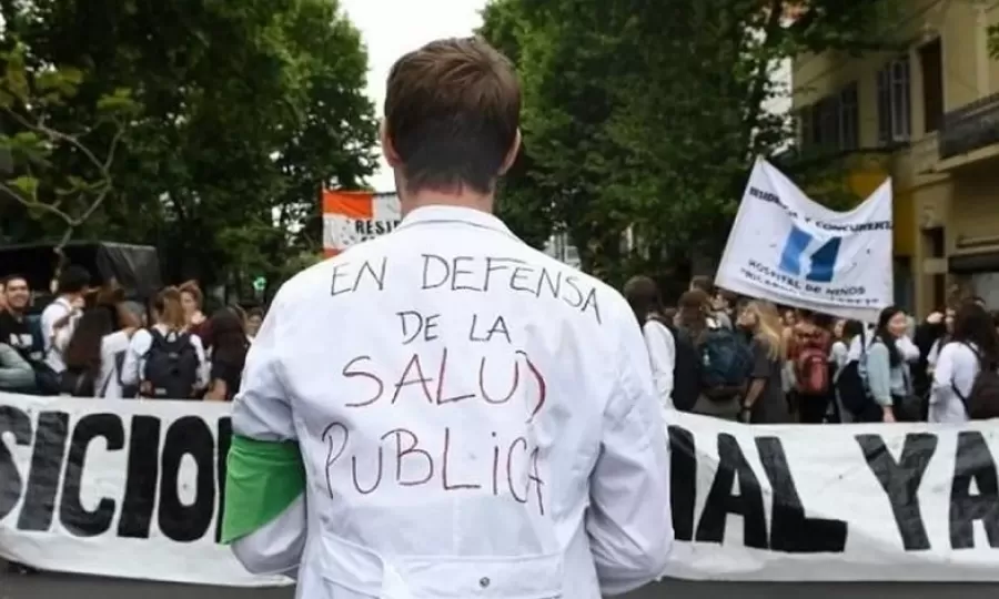 Sindicatos y trabajadores de la salud marchan desde el ministerio hacia Plaza de Mayo en reclamo de m&aacute;s fondos