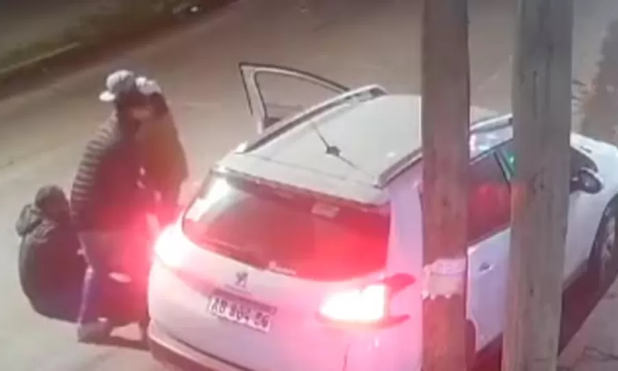 Un polic&iacute;a de franco se tirote&oacute; con delincuentes que intentaron robarle el auto